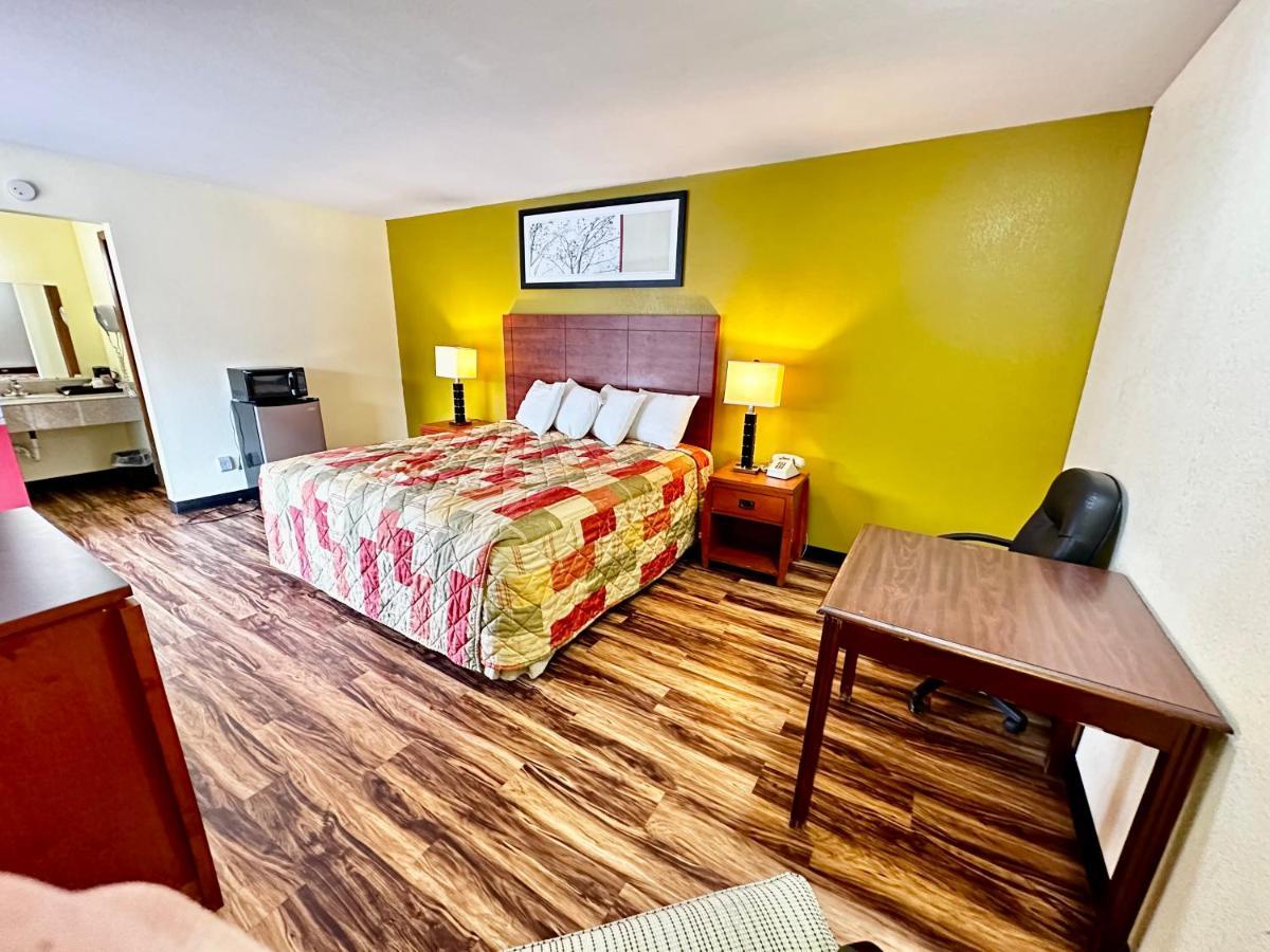 Regency Inn Iola Exteriér fotografie